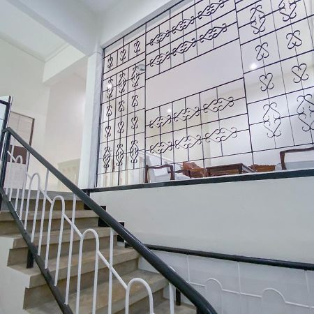 Reddoorz Syariah At Mitra Guest House Malang Exterior photo
