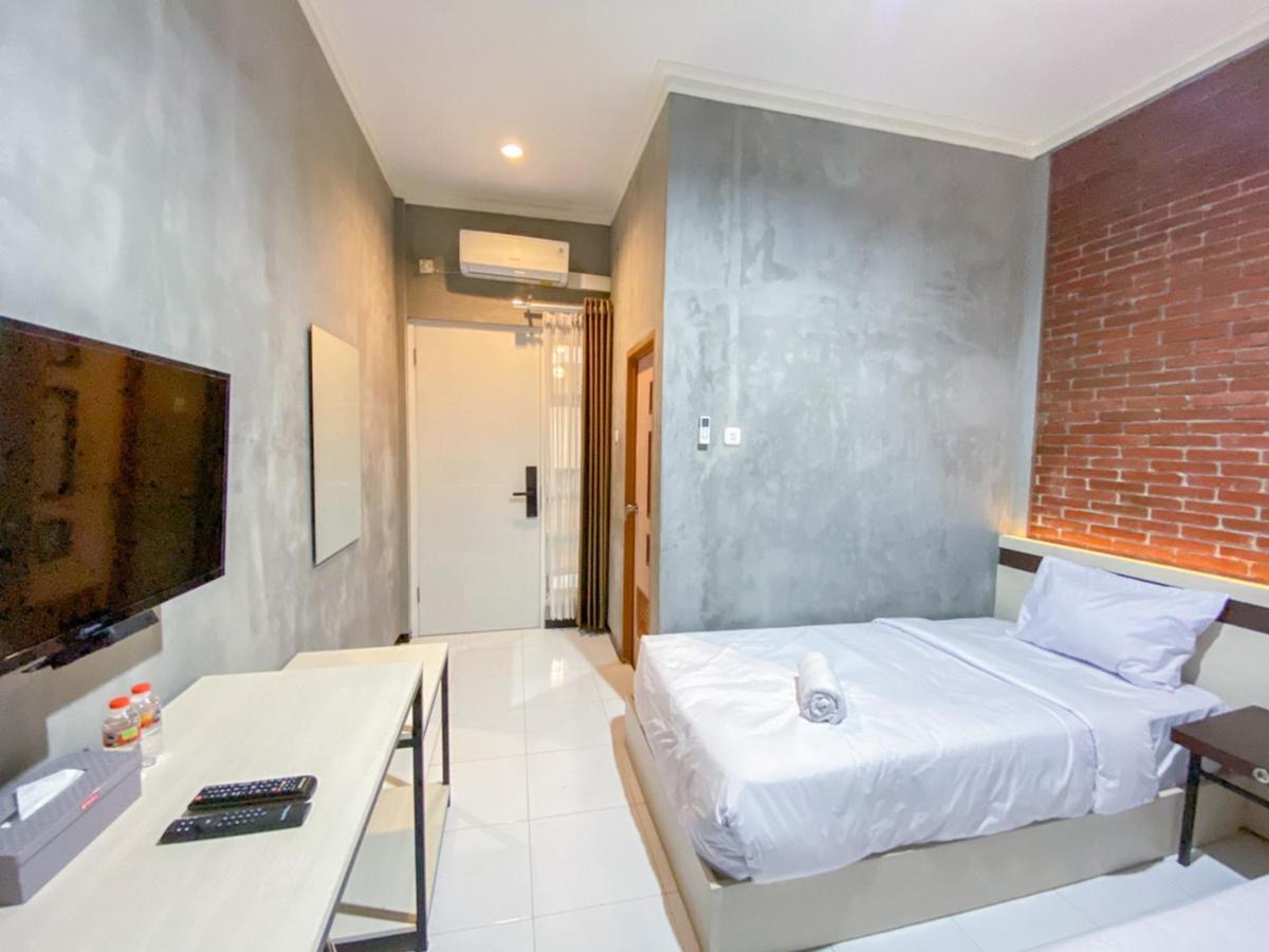Reddoorz Syariah At Mitra Guest House Malang Exterior photo