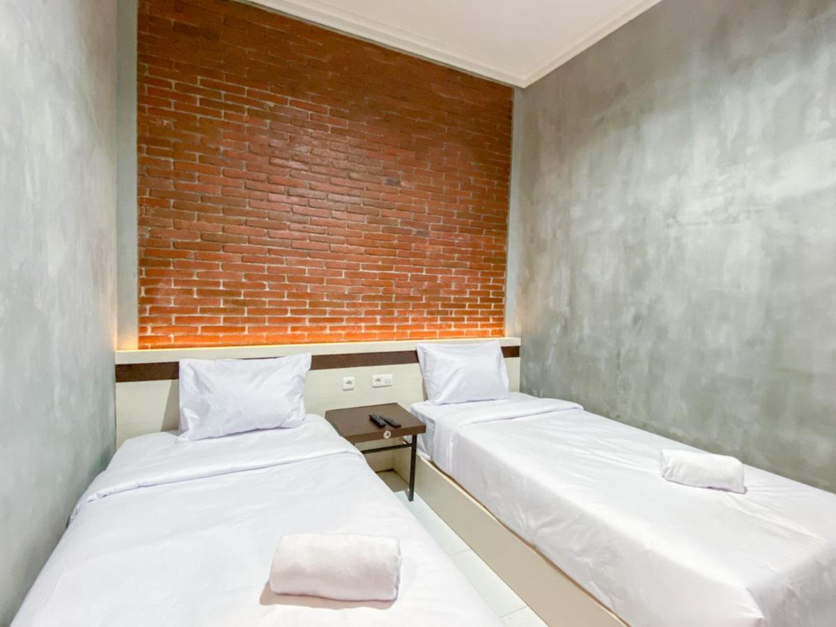 Reddoorz Syariah At Mitra Guest House Malang Exterior photo