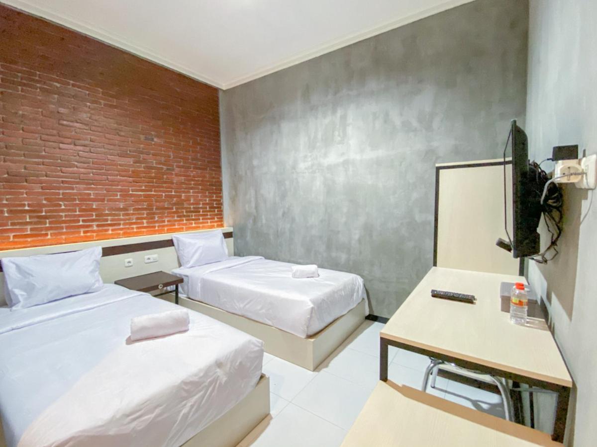 Reddoorz Syariah At Mitra Guest House Malang Exterior photo