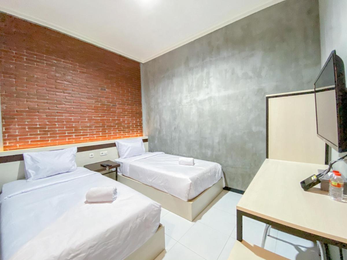 Reddoorz Syariah At Mitra Guest House Malang Exterior photo