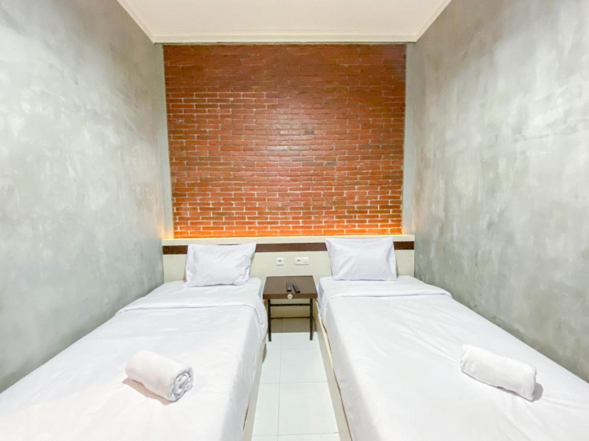 Reddoorz Syariah At Mitra Guest House Malang Exterior photo